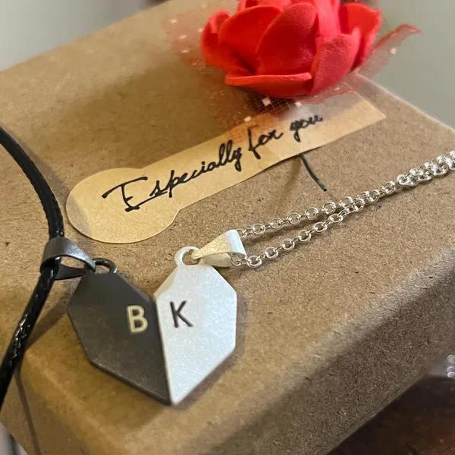 Набор магнитных кулонов в форм – обзор и цена Magnetic Couple Matching Necklaces