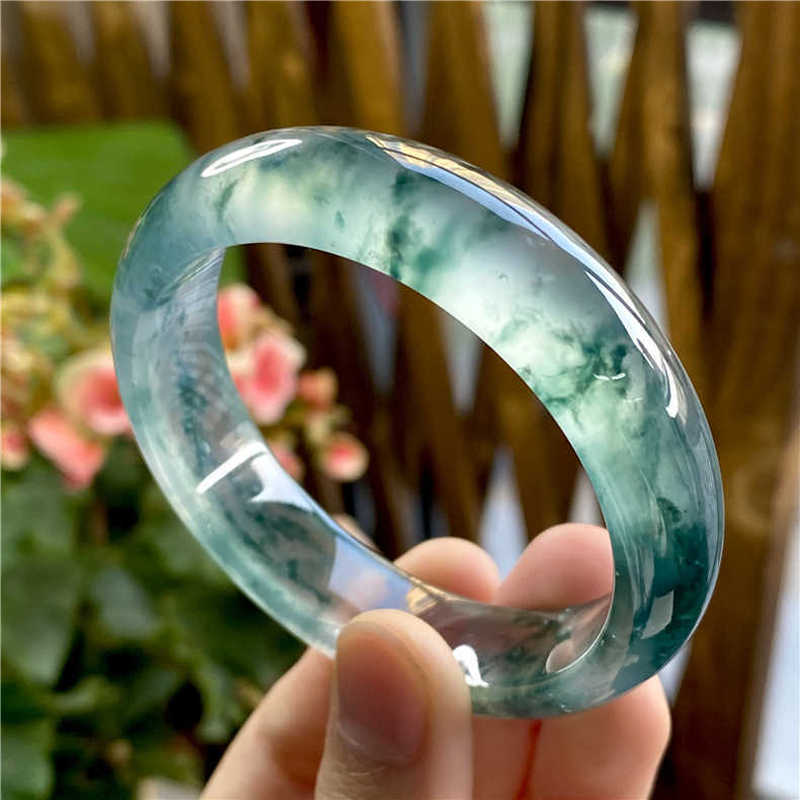 Ледяной жадеит с цветочными уз – обзор и цена Bracelets