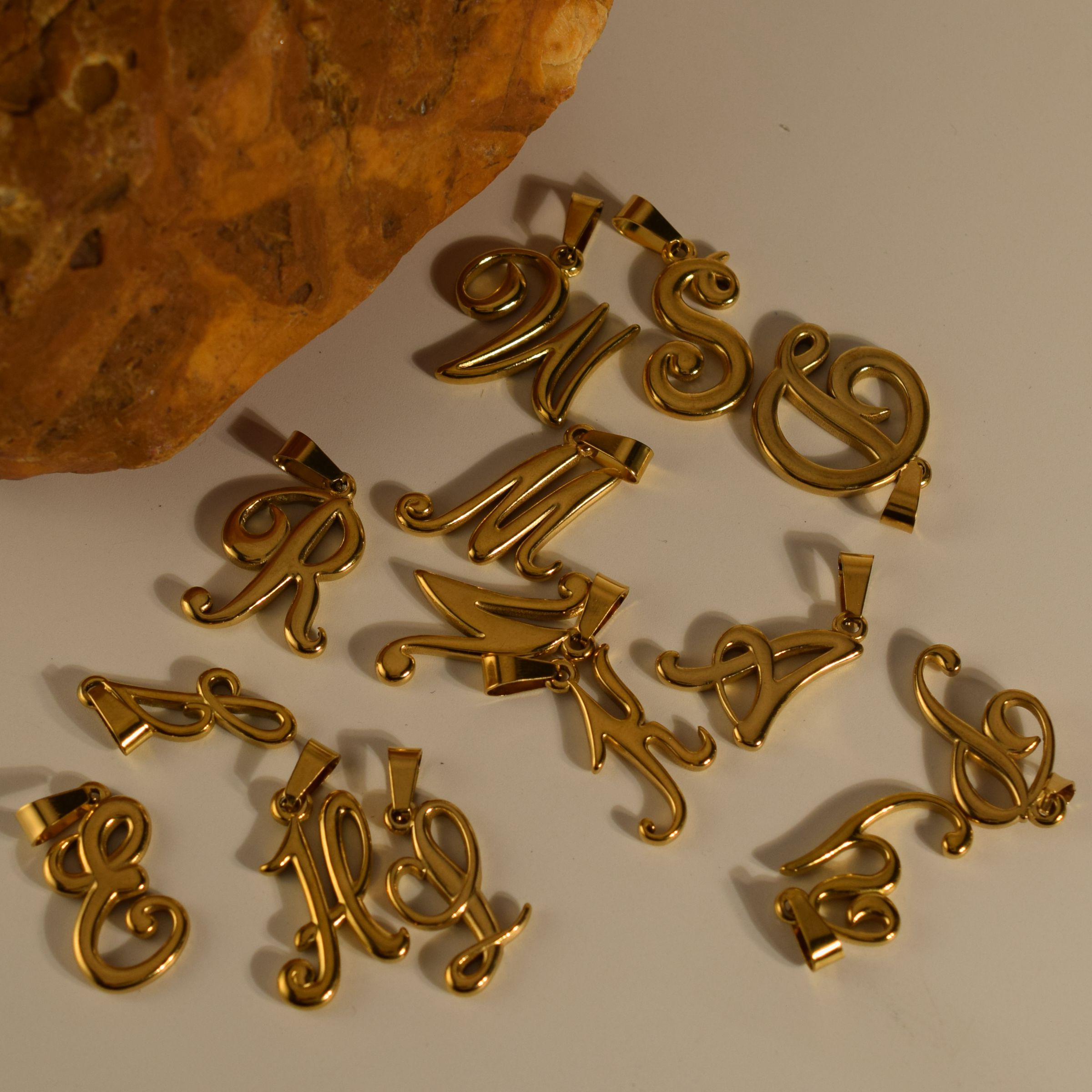 Винтажный кулон с алфавитом из – обзор и цена Initial Letter Necklace 18K Gold